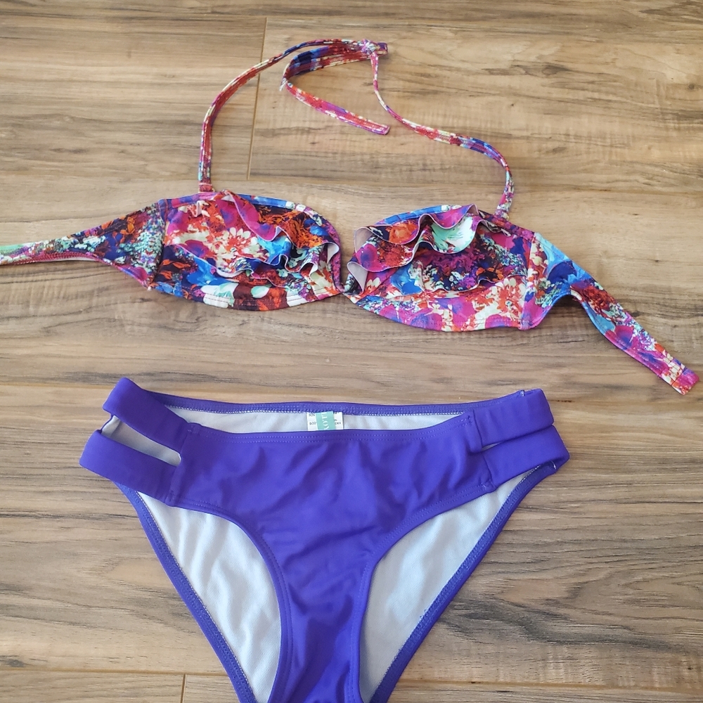 Bikini - Picture 3 of 7